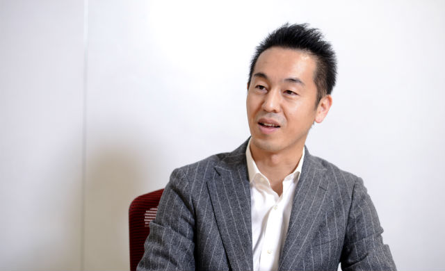 インタビューに答える曽山氏＿その2